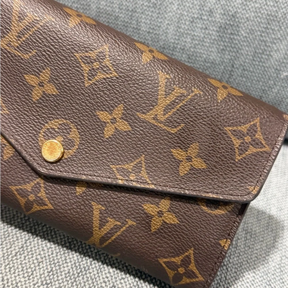 LOUIS VUITTON
Monogram Sarah Wallet NM Coquelicot - Picture 2 of 8
